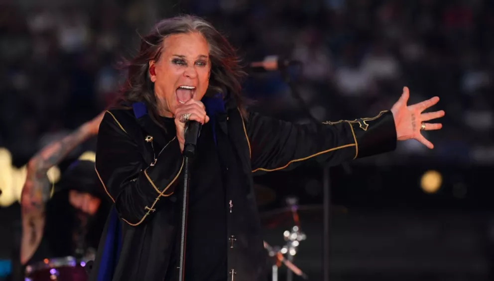 Ozzy Osbourne murciélago cabeza