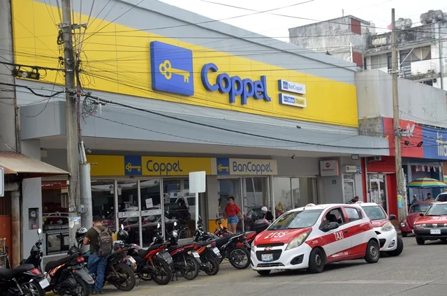 Queja contra cajera de Coppel Minatitlán