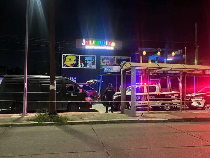 El dueño del antro iba llegando en su camioneta de lujo al bar