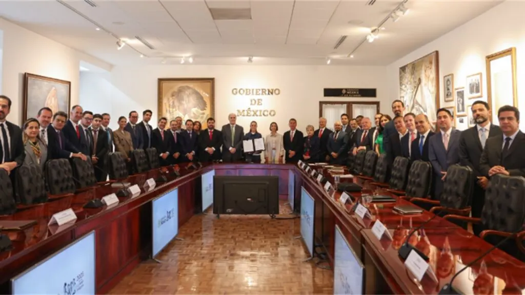 Claudia Sheinbaum se reúne con empresarios gasolineros para estabilizar el precio de la gasolina