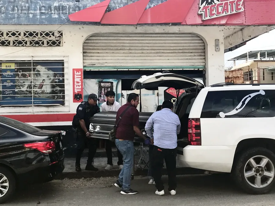 Los hechos ocurrieron dentro de una cantina ubicada en avenida Venustiano Carranza, esquina con la calle Juan Escutia, colonia Playón Sur, en plena zona de tolerancia de esta localidad.