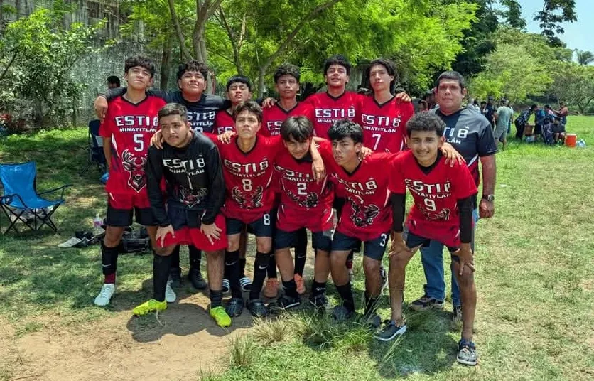 Sin apoyo, pero con dignidad: jóvenes de la ESTI 8 viajan a Xalapa a competir en fútbol