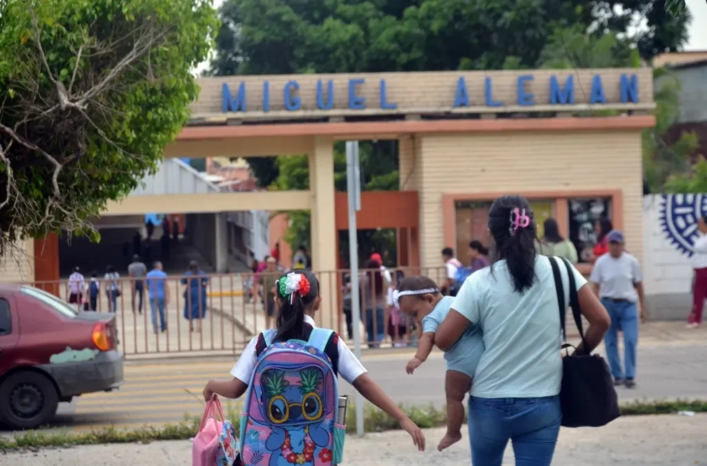 Feria del Ahorro repartirá 50 mochilas con útiles escolares en Minatitlán