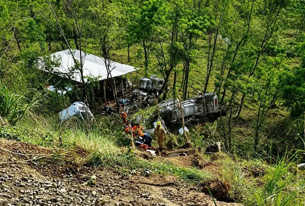 Pipa cae a profundo barranco rumbo a pozo petrolero; mueren dos trabajadores en Las Choapas