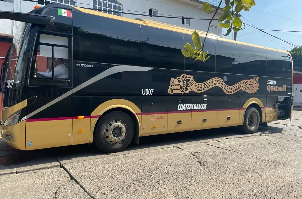 Chocan camión de volteo y autobús Quetzalli en pleno centro de Minatitlán