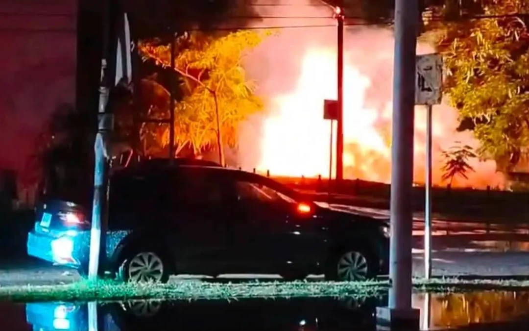 Rayo cae frente al Hospital de Pemex y provoca incendio en la colonia Petrolera