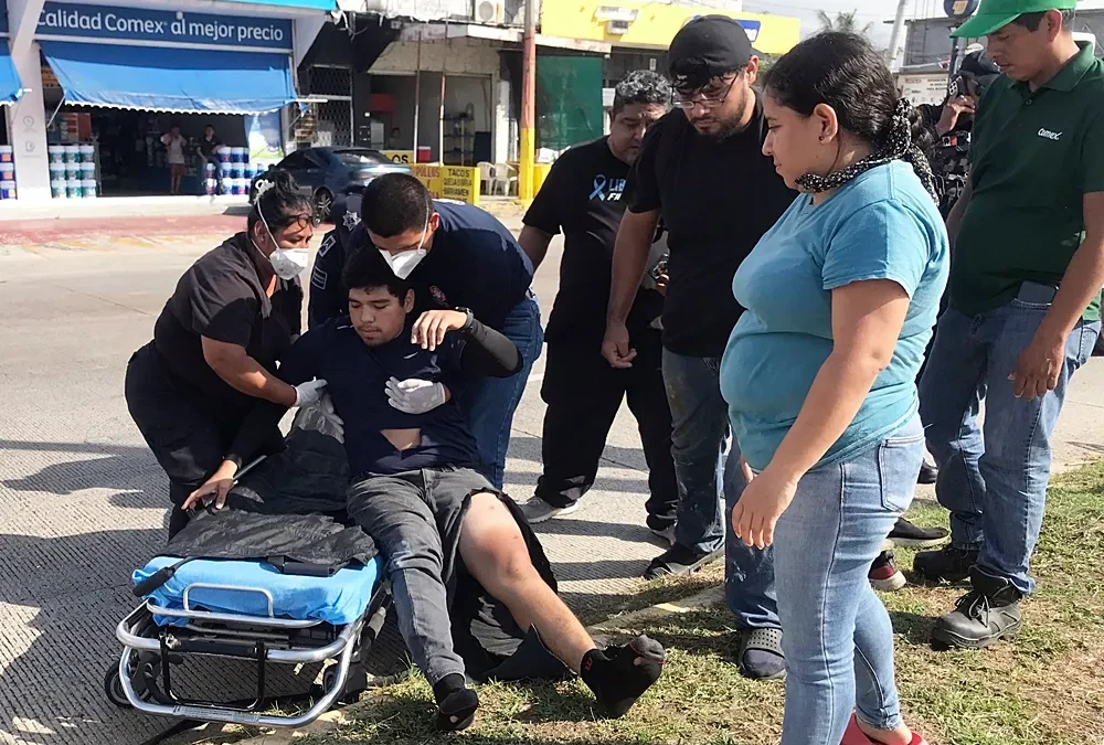 Auto lo aventó contra poste a motociclista y vivió para contarla en Minatitlán