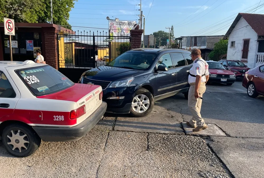 Camioneta invade banqueta y golpea a taxi frente a estudiantes de la ESTI 8 en Minatitlán